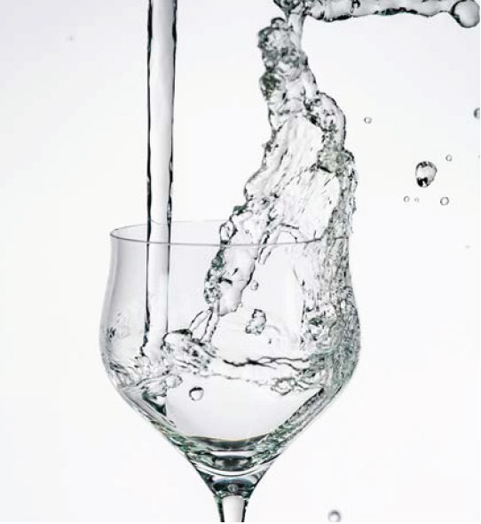 Calice di acqua minerale Levico