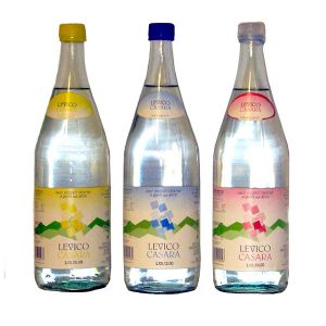 Vecchio packaging di acqua minerale Levico
