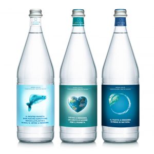 Le nuove Etichette Manifesto di Acqua Levico: protagonista il vetro a rendere e la consegna a domicilio.