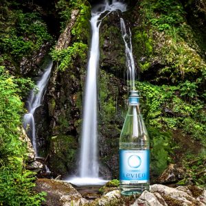 Le etichette manifesto di Acqua Levico in finale al Global Water Drink Award
